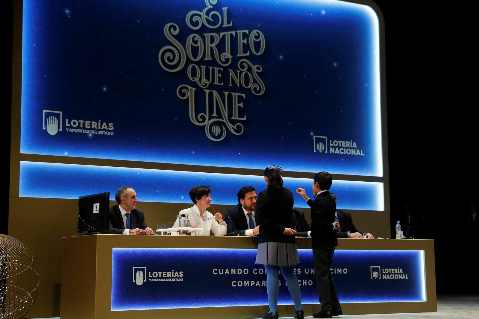 Un momento del sorteo de Navidad.