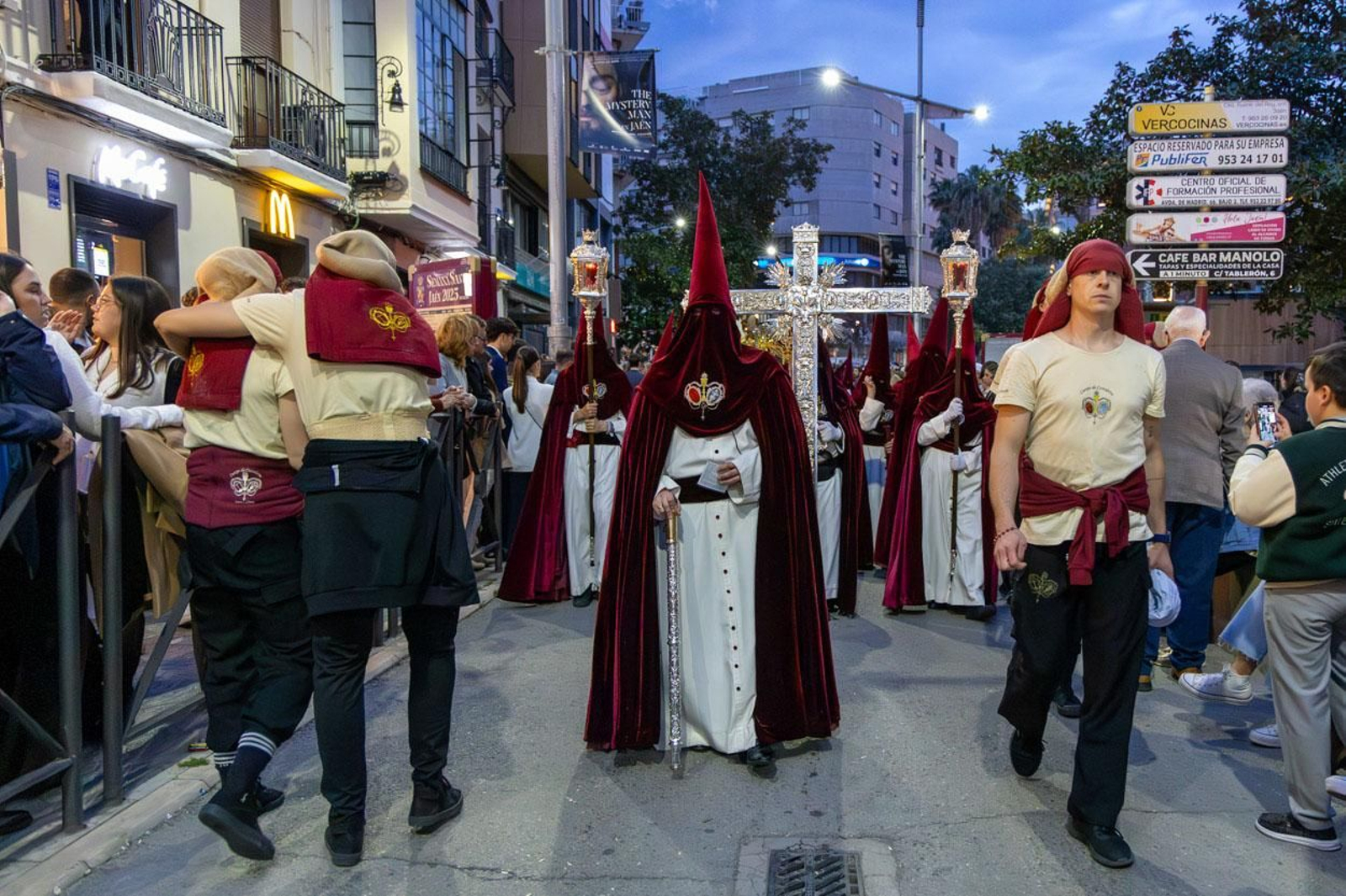 Los jiennenses arropan a las tres cofradías de la tarde en un Domingo de Ramos más caluroso de lo esperado (II)