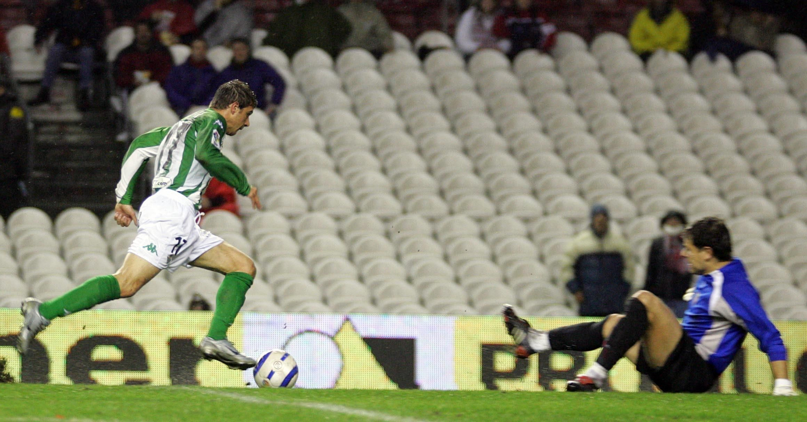 Joaquín dribla a Aranzubia para marcar en un espectacular empate a cuatro en el antiguo San Mamés en 2005.