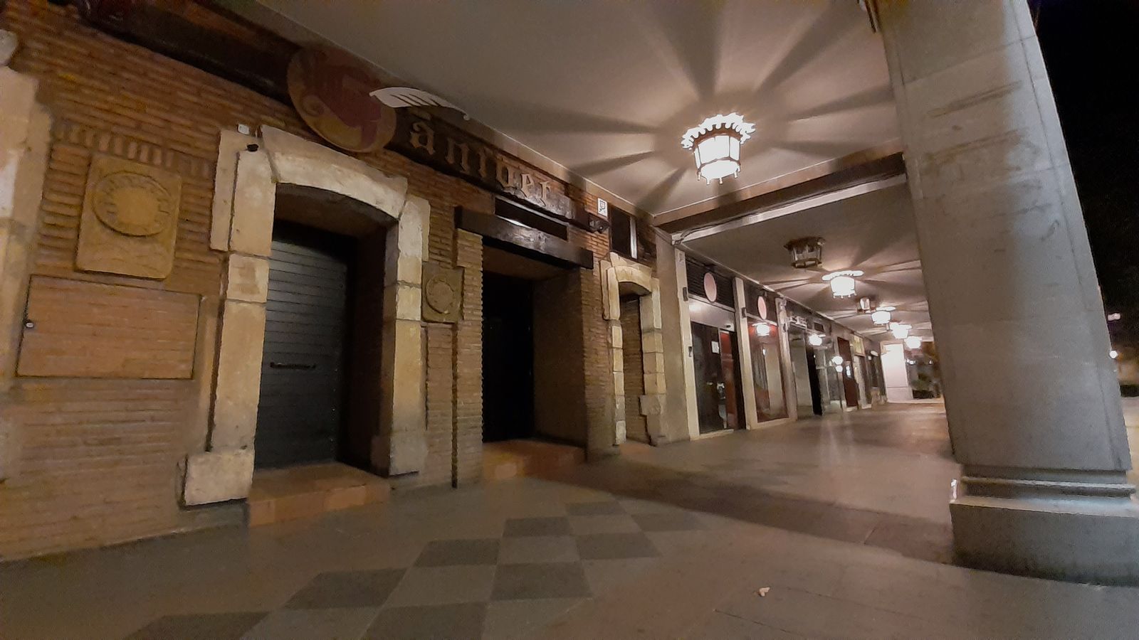 Las zona de fiesta de Granada por la noche durante el confinamiento por coronavirus