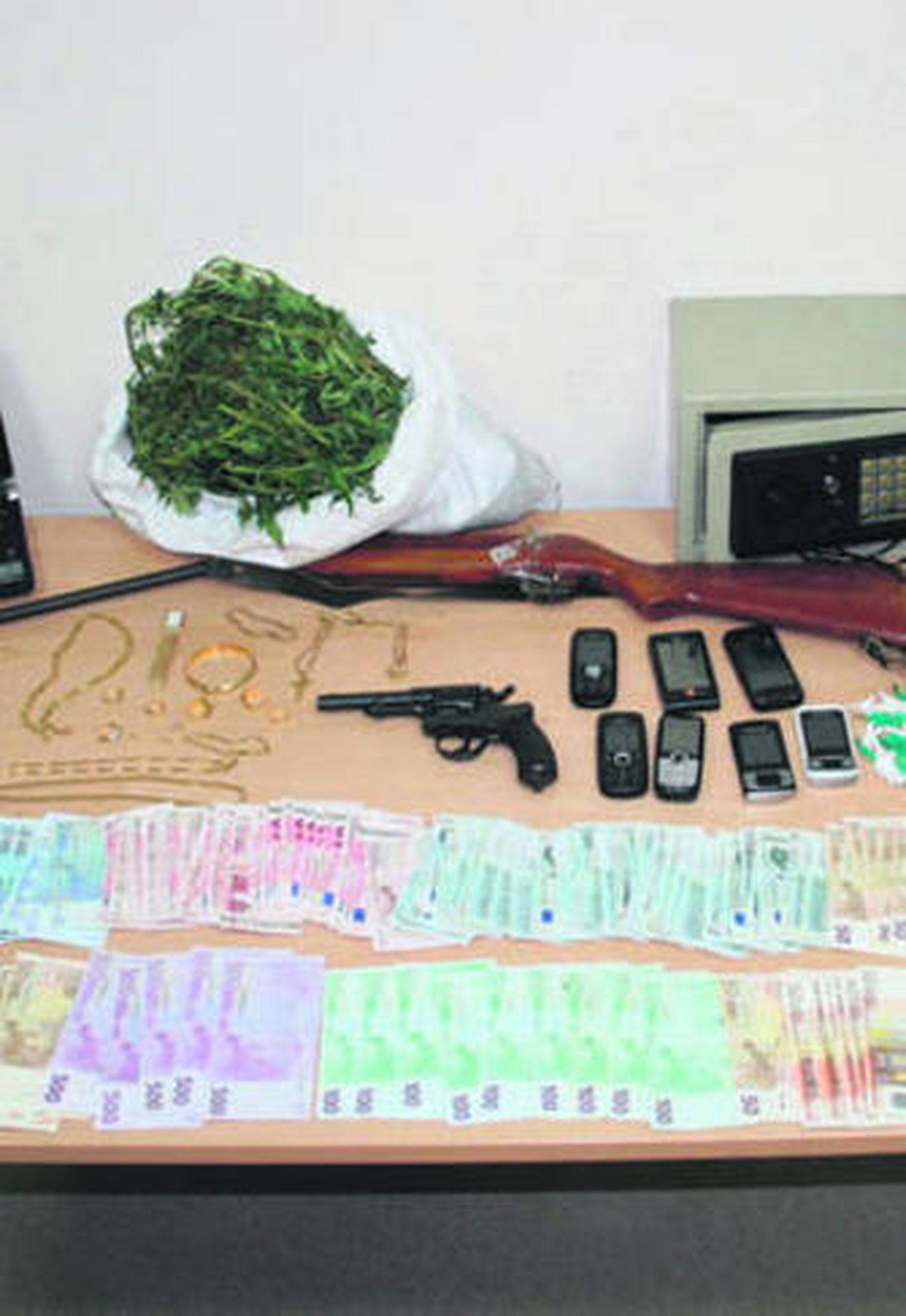 Parte del material incautado.