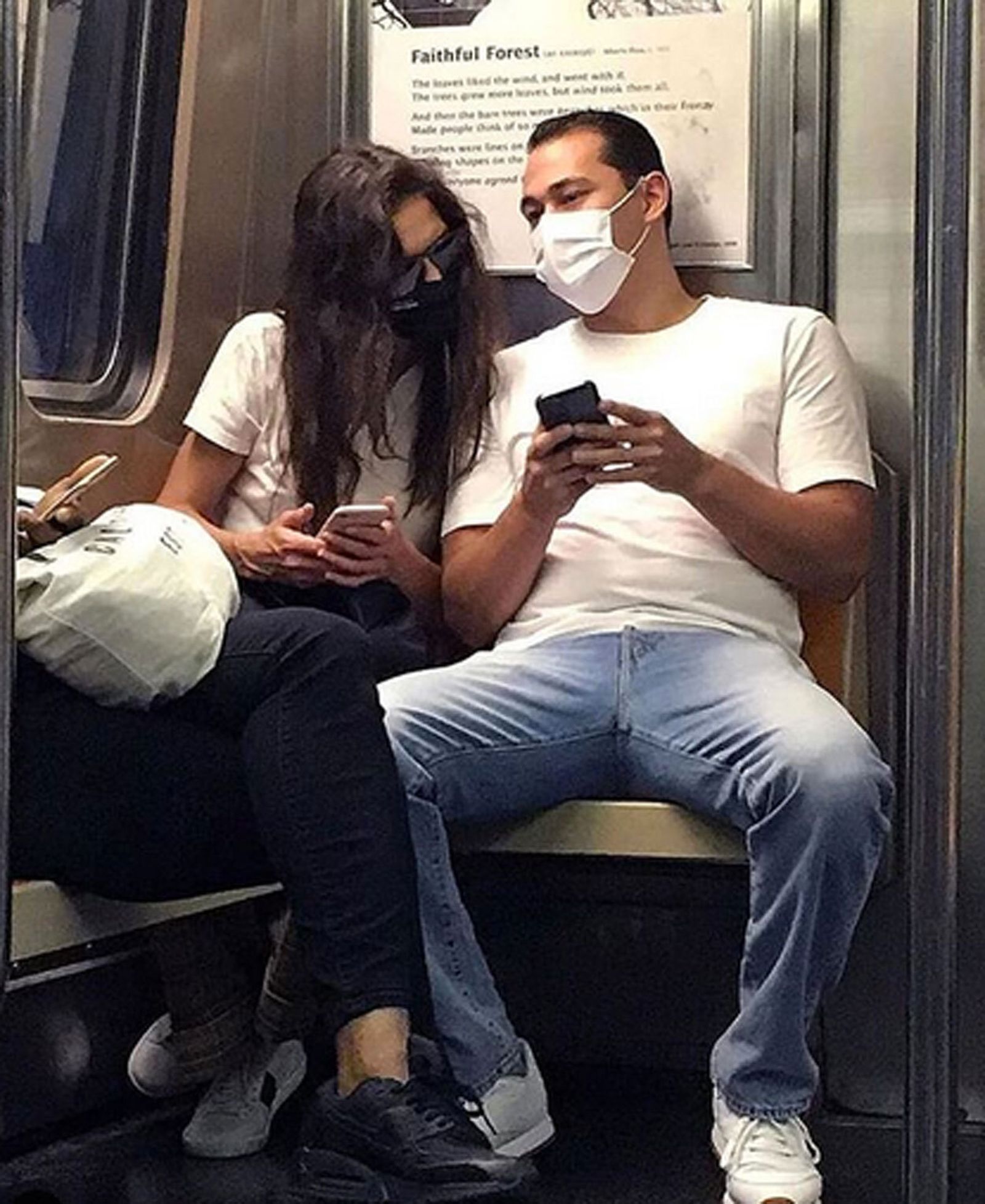 Katie Holmes y Emilio Vitolo Jr., en el metro de Nueva York.