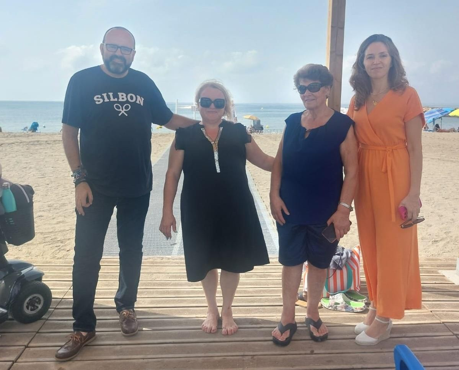 Visita al punto de baño accesible con responsables de la Asociación Vivir.