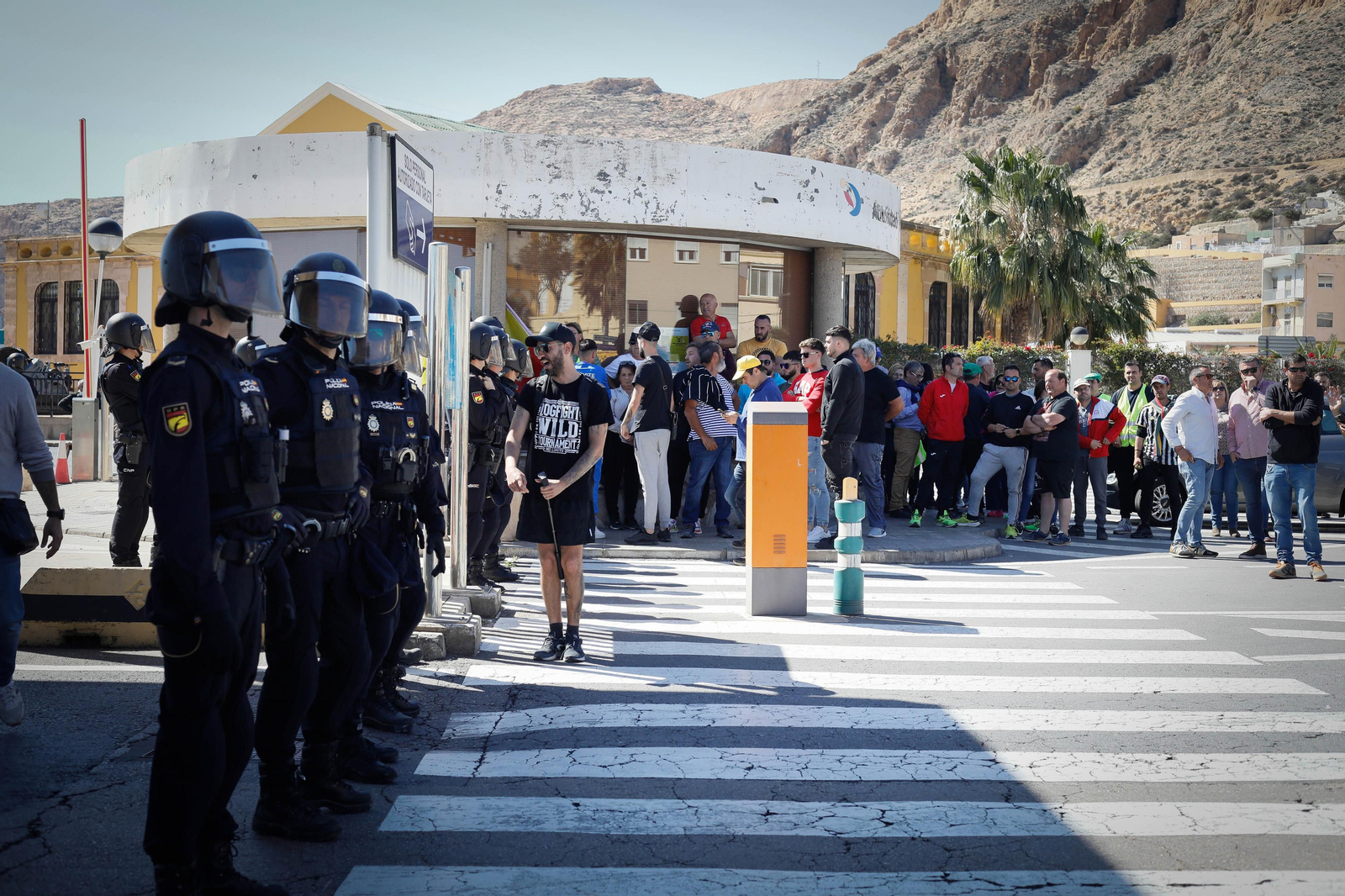 Los agricultores colapsan el puerto de Almería
