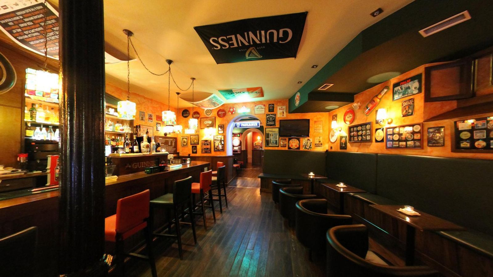 Cerveza rica, música de la buena y una decoración con gusto te esperan en este local.