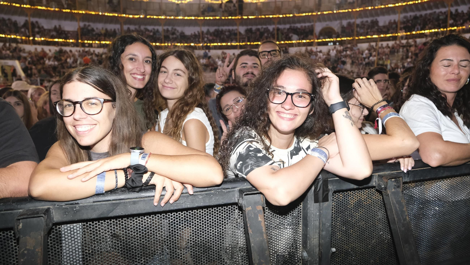 El concierto de Melendi llena de fans la Plaza de Toros de Almería, en imágenes