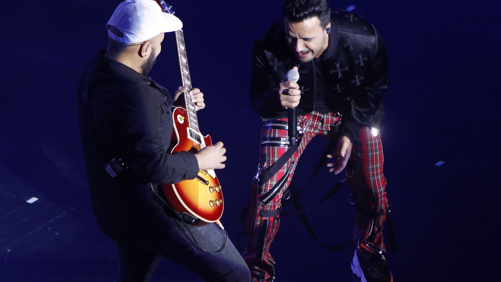 El cantante, durante el concierto en Sevilla.