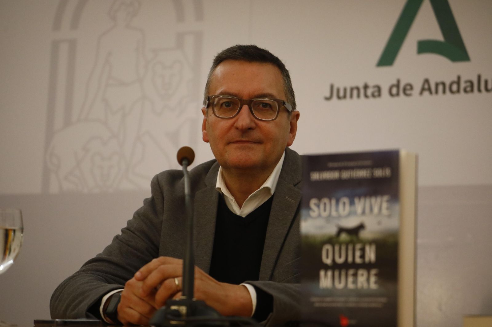 Salvador Gutiérrez Solís, en la presentación de su última novela, 'Solo vive quien muere'.