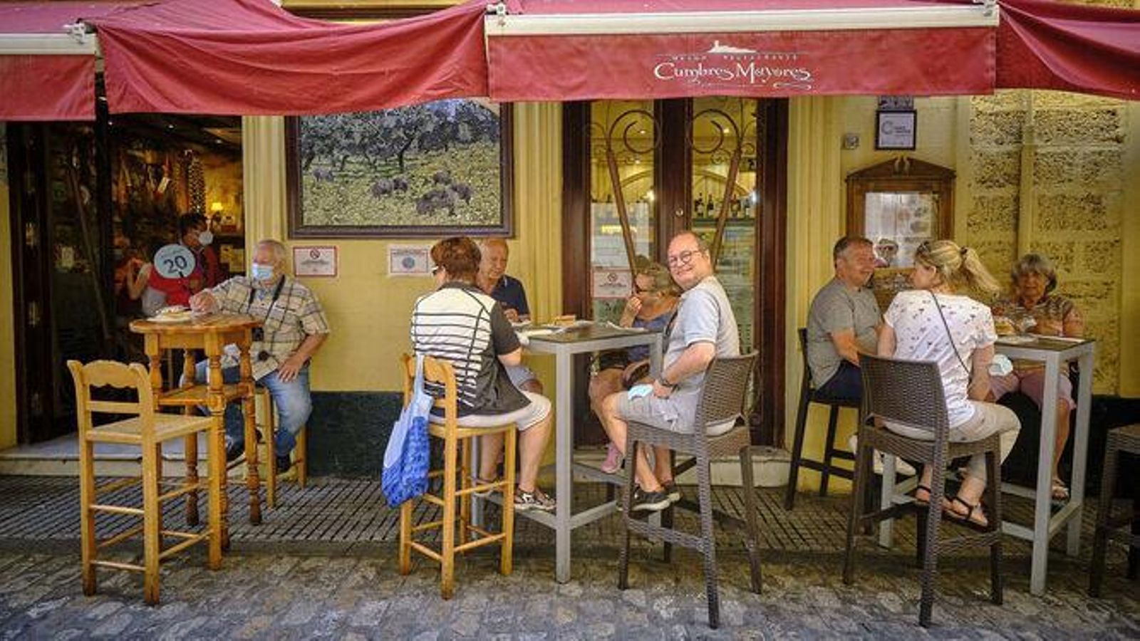 Varios turistas, en la terraza del restaurante Cumbres Mayores.
