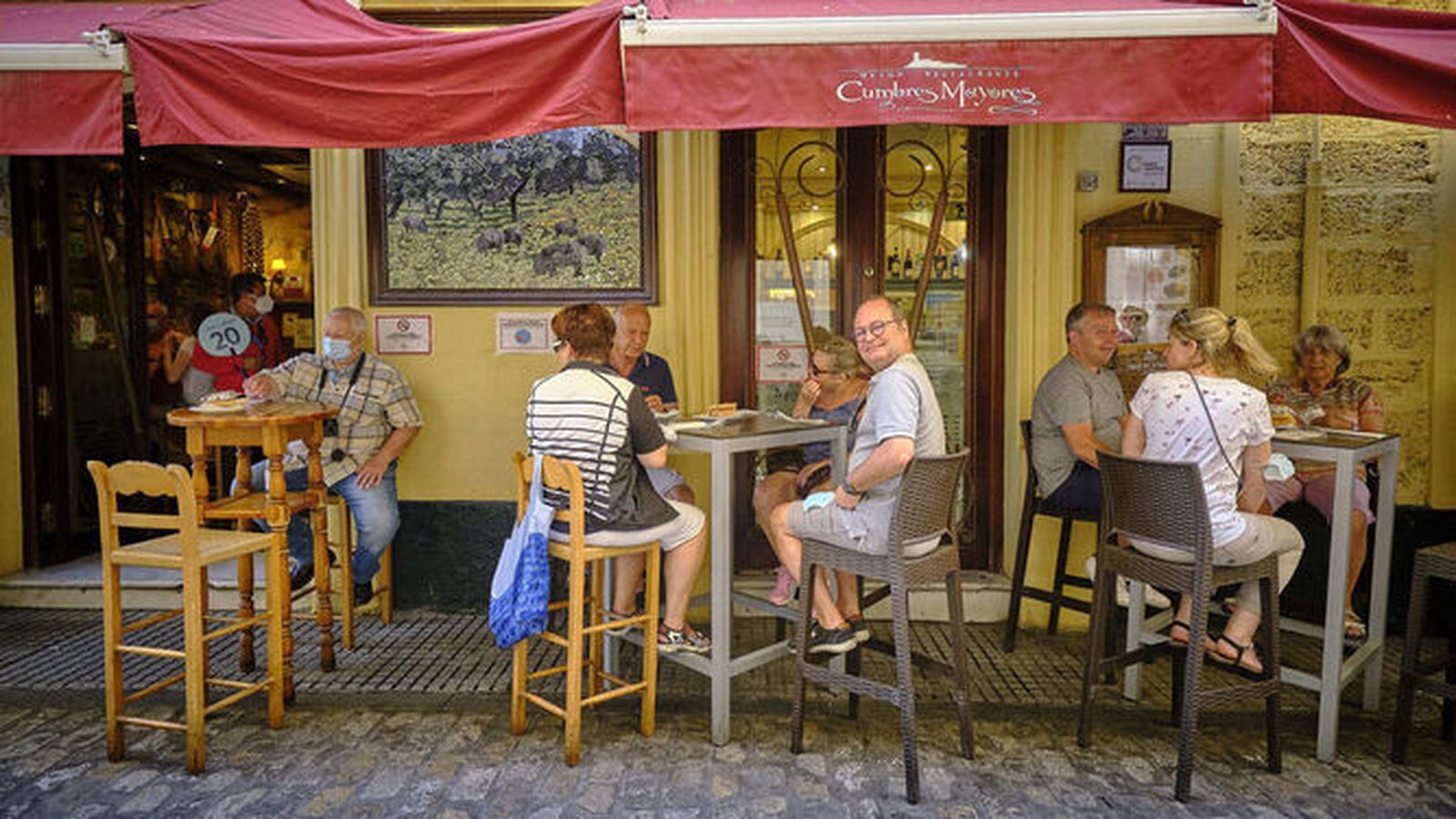 Varios turistas, en la terraza del restaurante Cumbres Mayores.