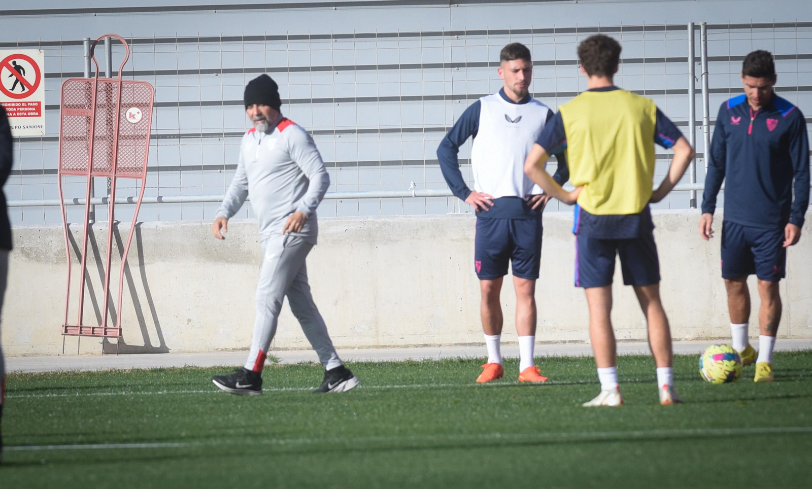 Sampaoli, durante la sesión de ayer, con José Ángel, Manu Bueno y Montiel.