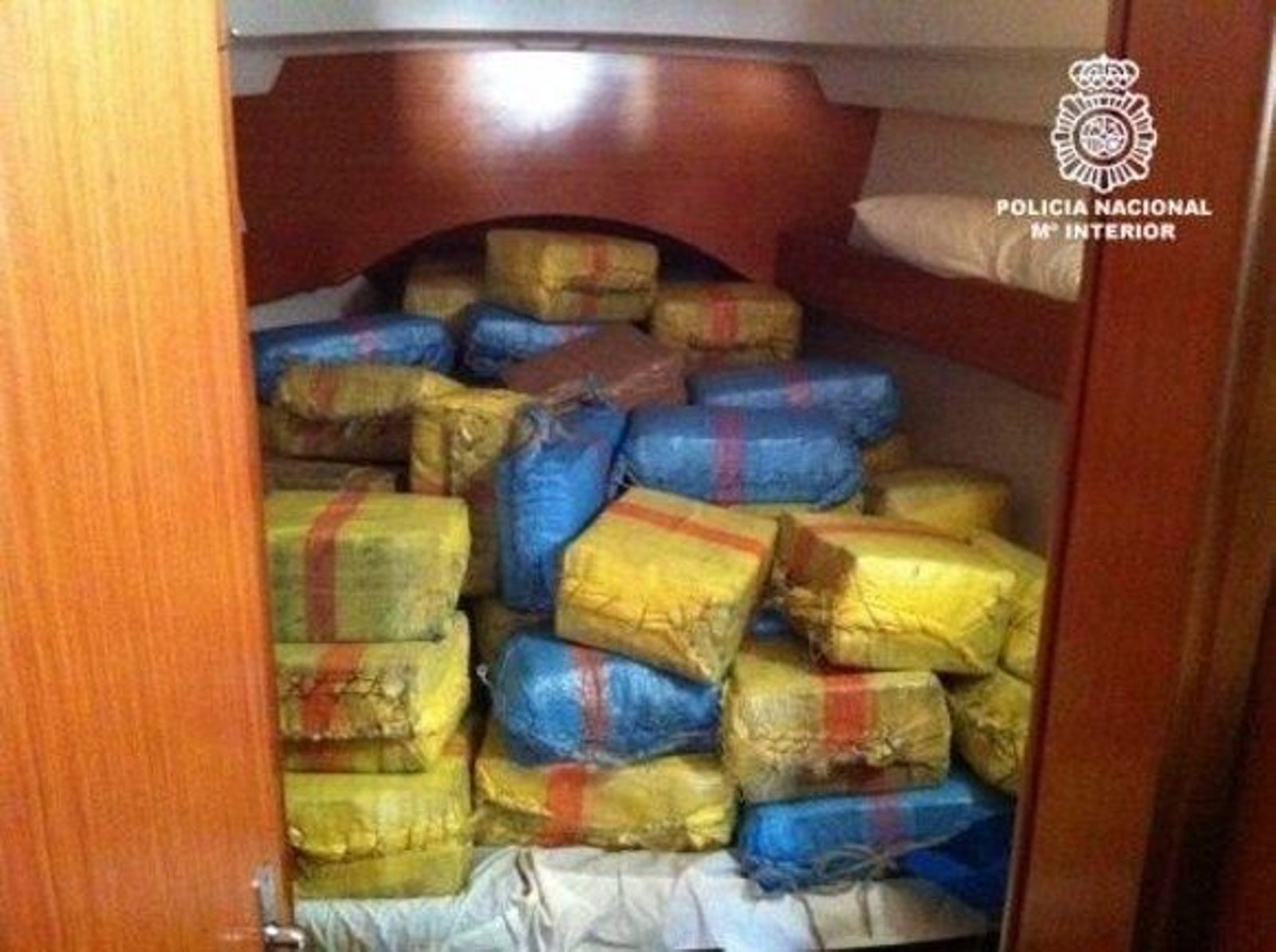 Intervienen 2.200 kilos de hachís ocultos en un velero en El Candado