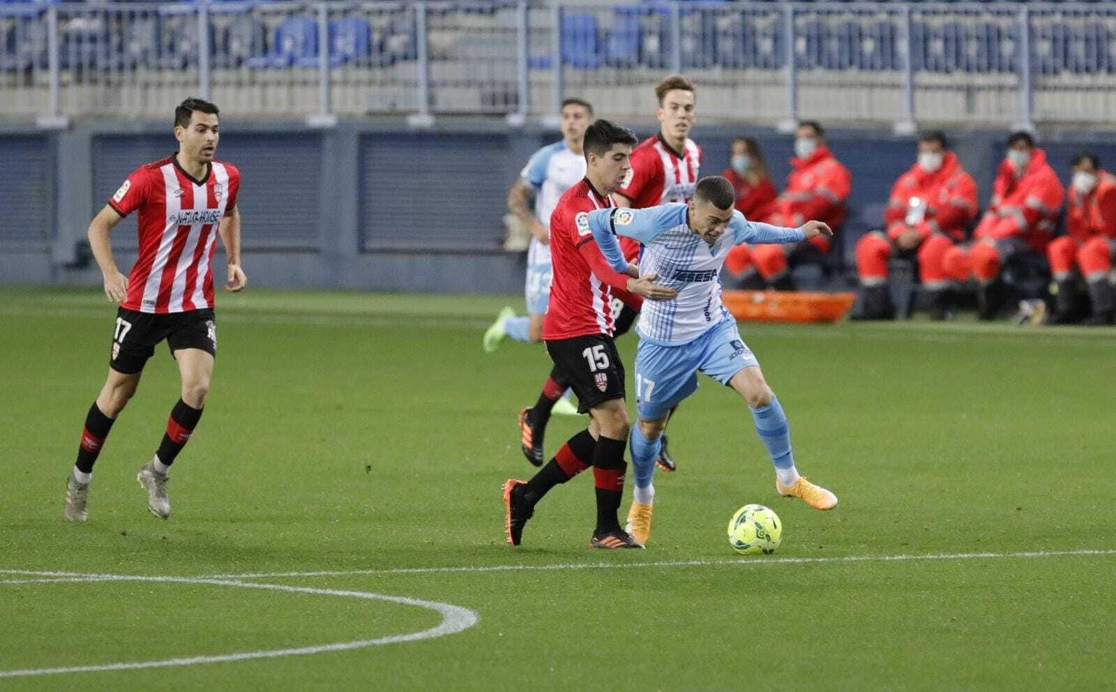 Yanis Rahmani, obstaculizado por un rival.