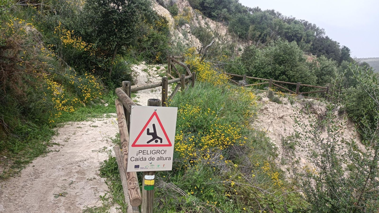 El camino se estrecha aquí. Una barandilla de madera nos protege de la caída.