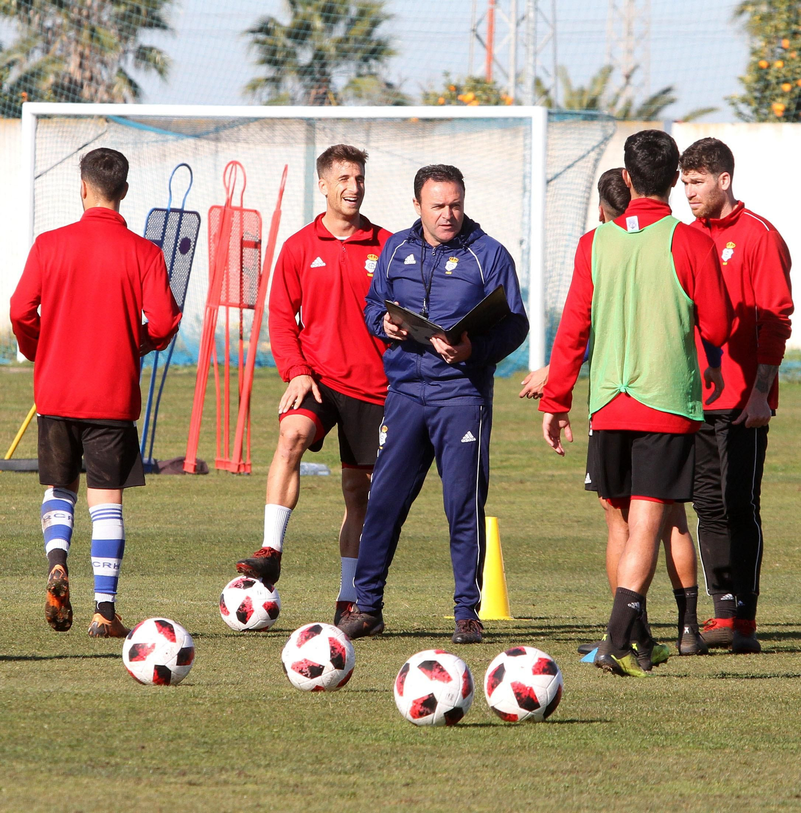 Salmerón, entrenador del Recre, da instrucciones a sus jugadores durante un entrenamiento.