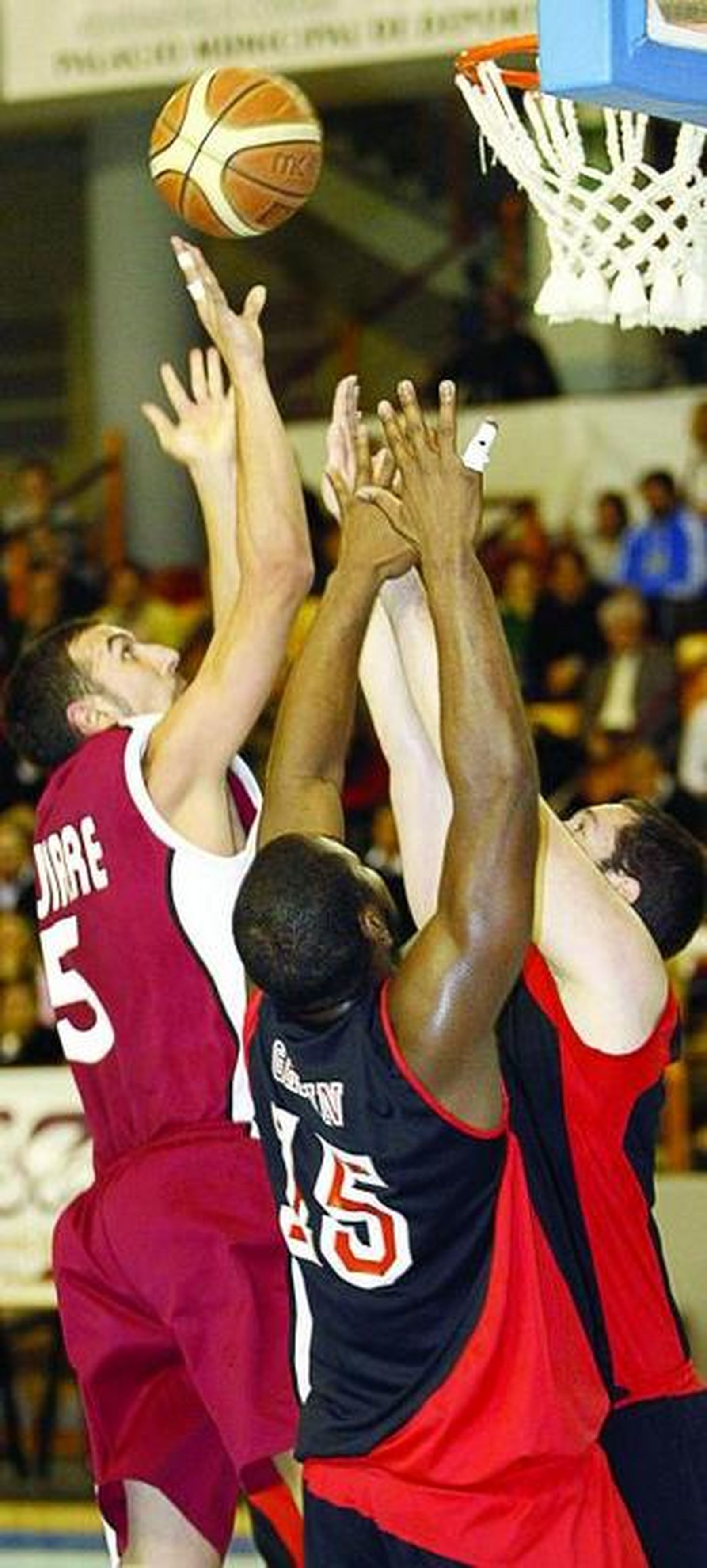 Teo Aguirre, del Cajasur, lanza ante la oposición de Griffin y Cazorla, del Salsas Musa.