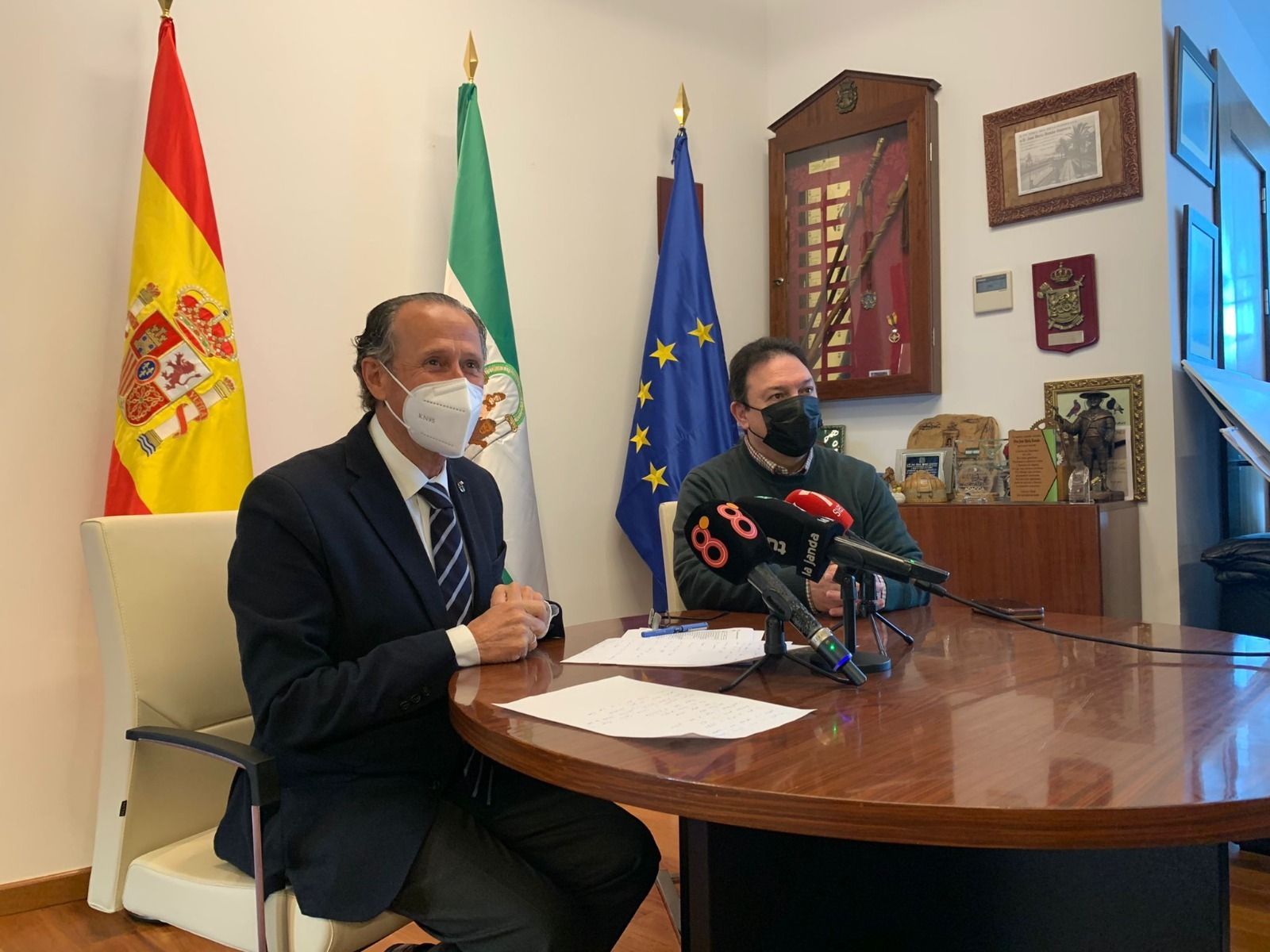 El alcalde y el delegado municipal de Hacienda, durante la comparecencia de este lunes para explicar los detalles de las cuentas.