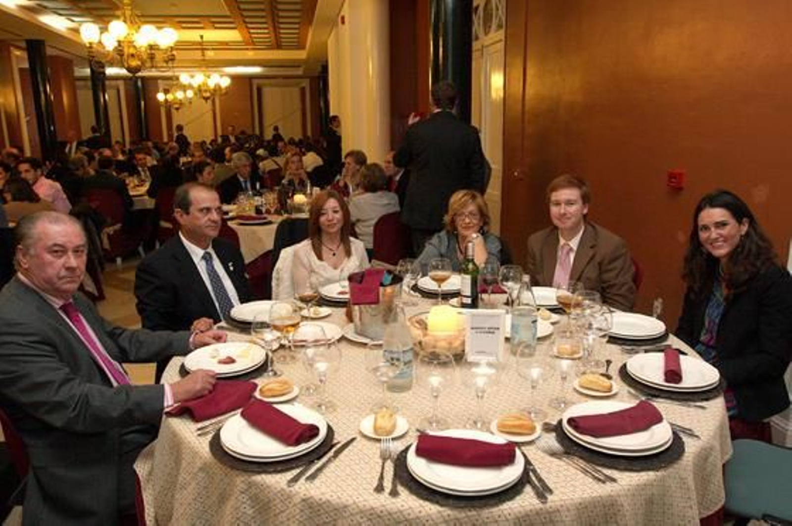 El presidente del Consejo de Hermandades, Antonio González García; el vicepresidente, Jesús M. Flichi; Mari Carmen Roca, Marisol Rengel, Alfonso Castro y Marian López, del Grupo Joly.