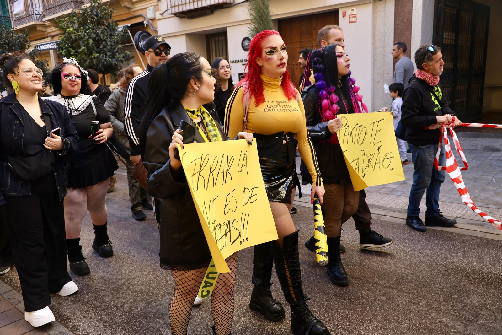 Cientos de personas salen a las calles de Málaga en apoyo a La Invisible, en fotos