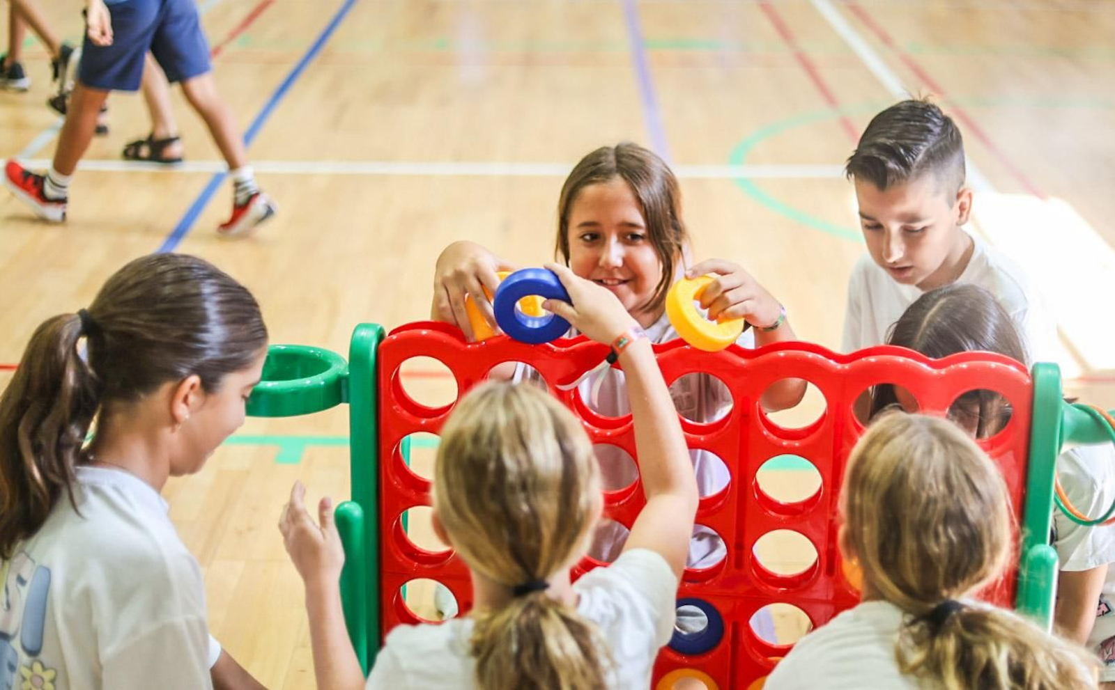 Imágenes del primer campamento Tecnotribu, en el Polideportivo Municipal Diego Lobato