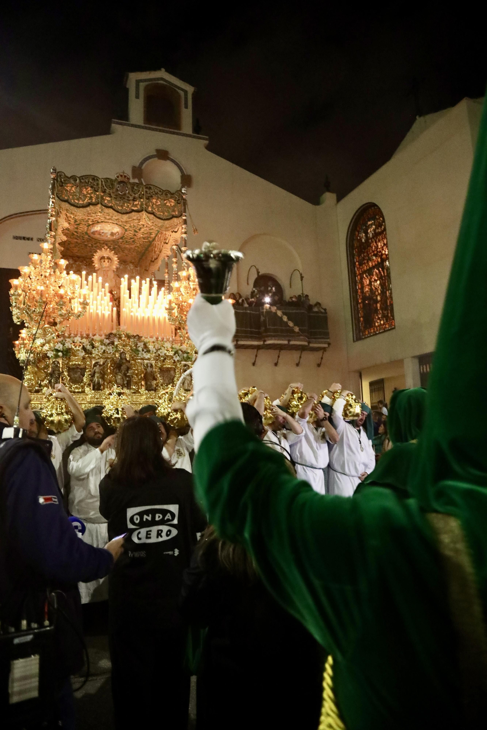 La Esperanza en su procesión del Jueves Santo en Málaga, en fotos
