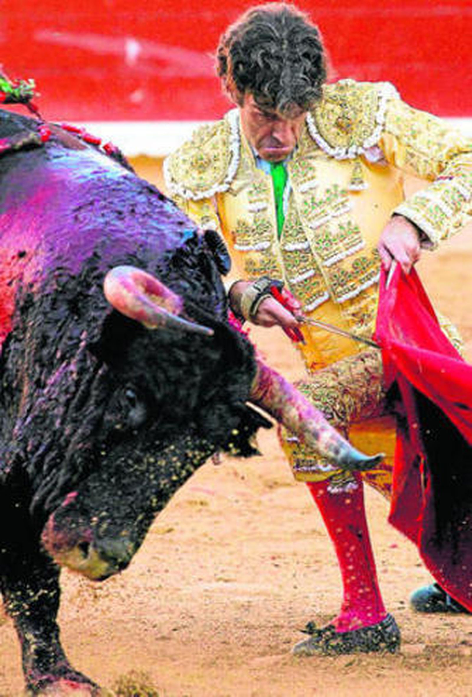 José Tomás, en un ayudado, en su reaparición en Francia.