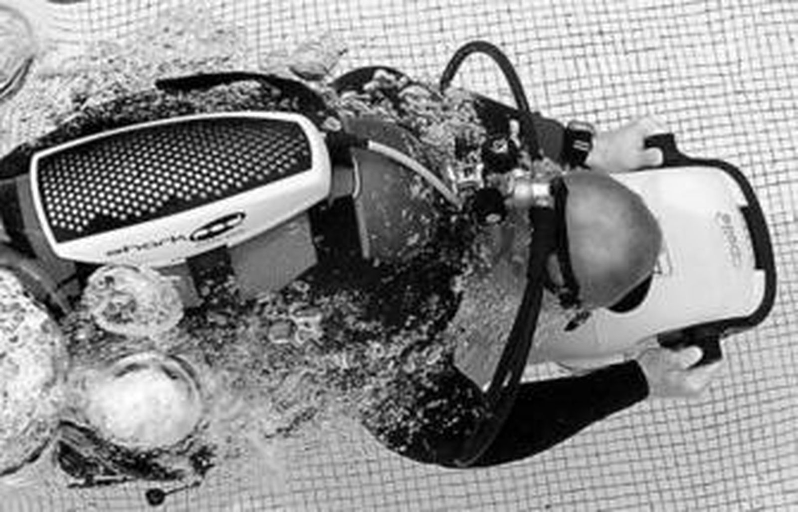 Un joven hace prácticas de buceo en una piscina.