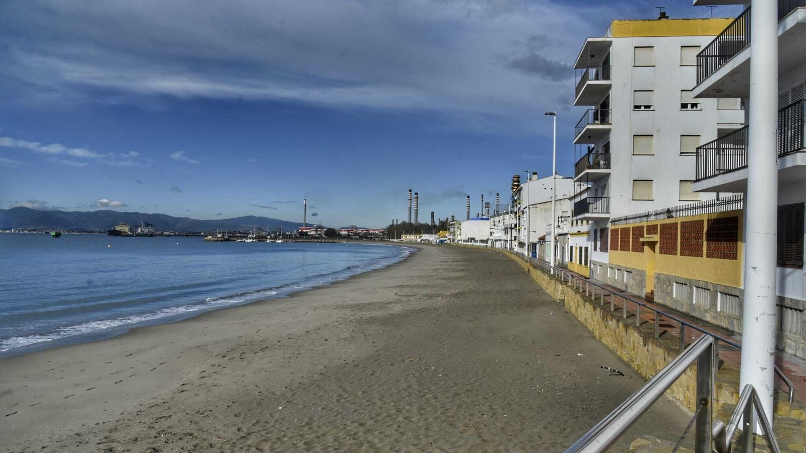 La playa de Puente Mayorga, en San Roque, fue el escenario de los hechos. La playa de Puente Mayorga, en San Roque, fue el escenario de los hechos.