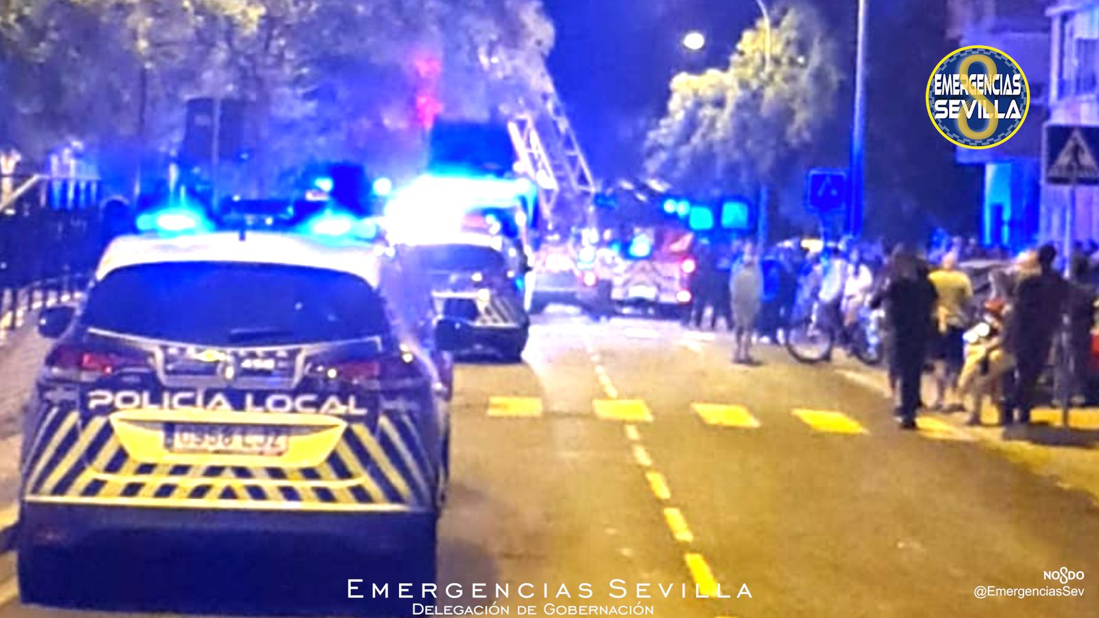 La Policía Local y los servicios de emergencia desplegados alrededor del bloque.