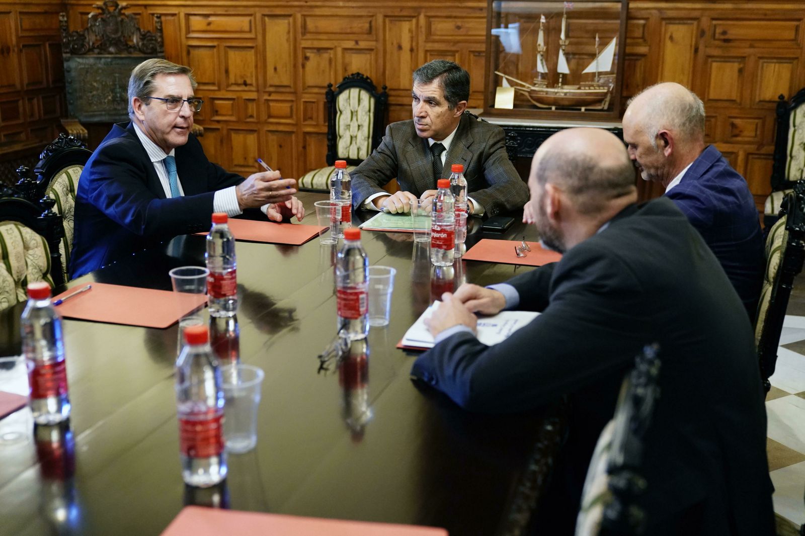 El decano del Colegio de Abogados de Granada, Leandro Cabrera, (izq.) y el presidente del TSJA, Lorenzo del Río, (centro).
