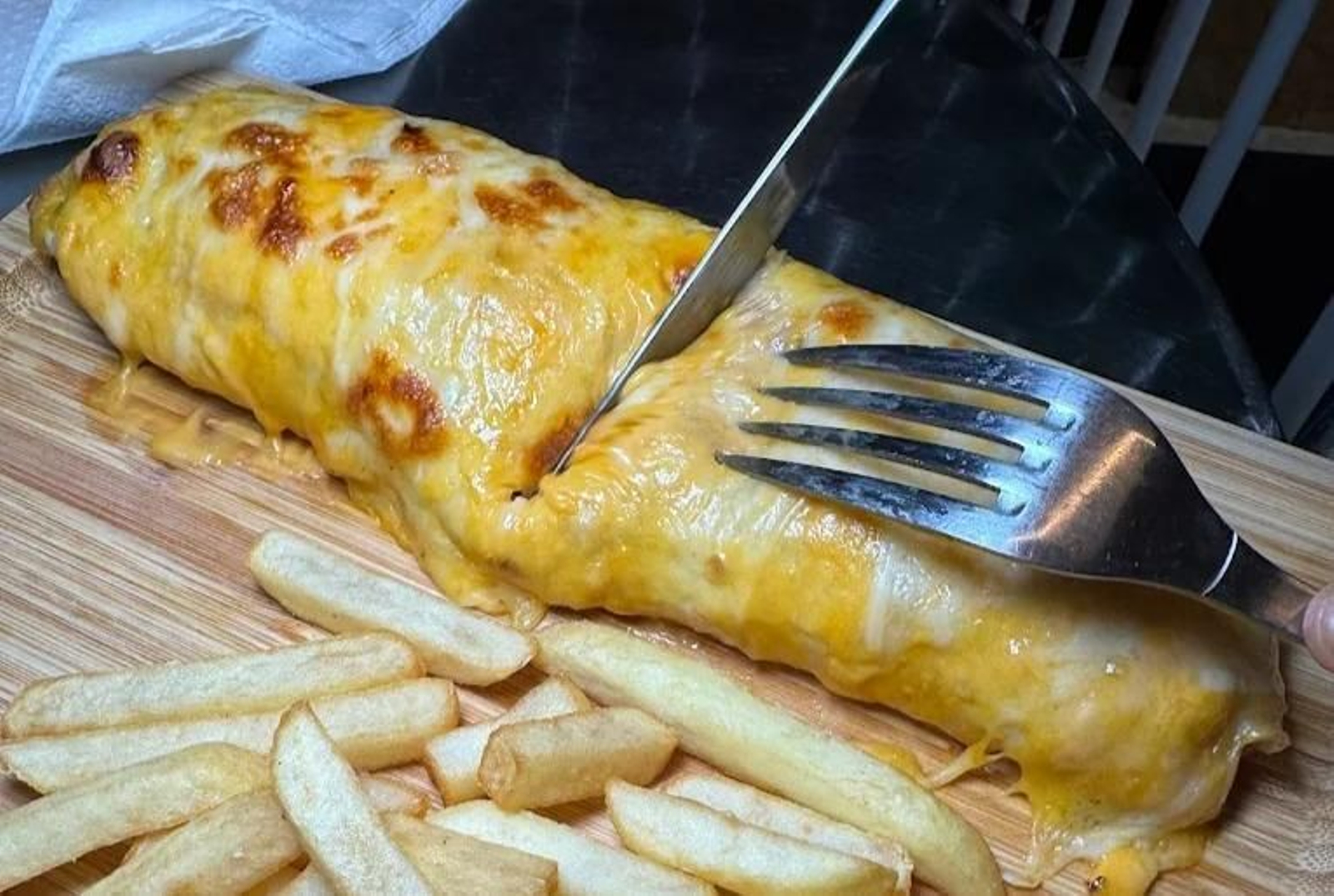 Rollo con queso gratinado de Cheese World, en Algeciras.