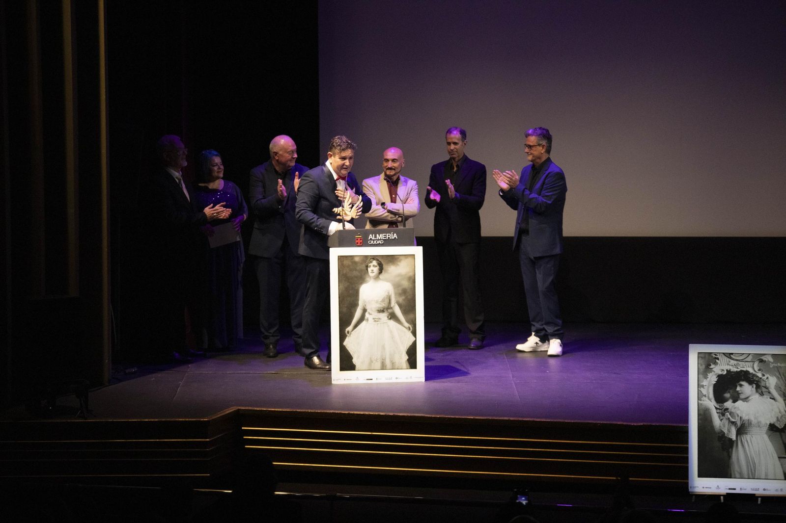El estreno en Almería del largometraje documental "Concha Robles", en imágenes
