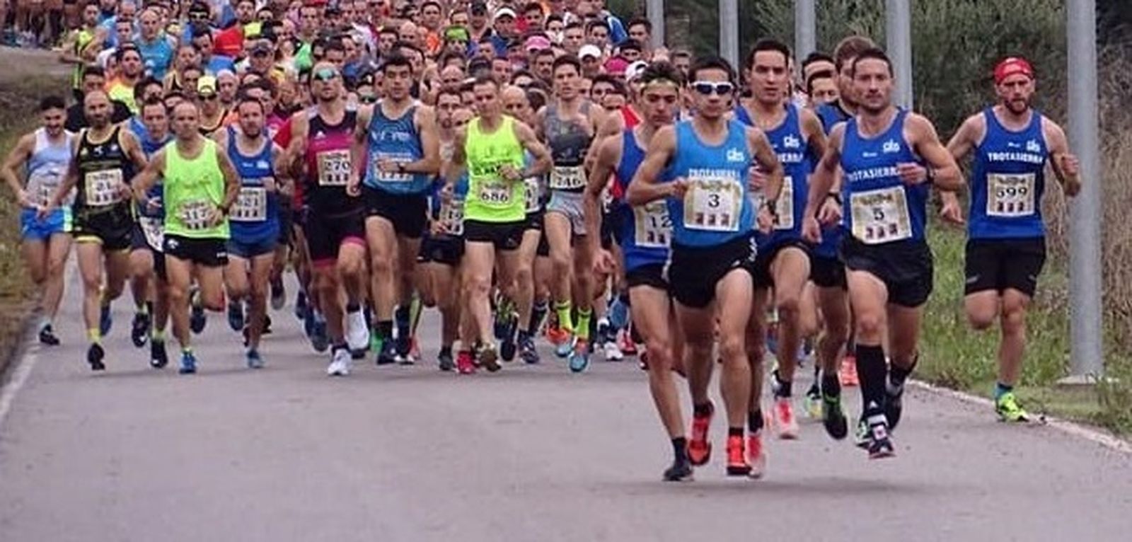 Varios atletas participan en una edición anterior de la Ruta de la Miel.