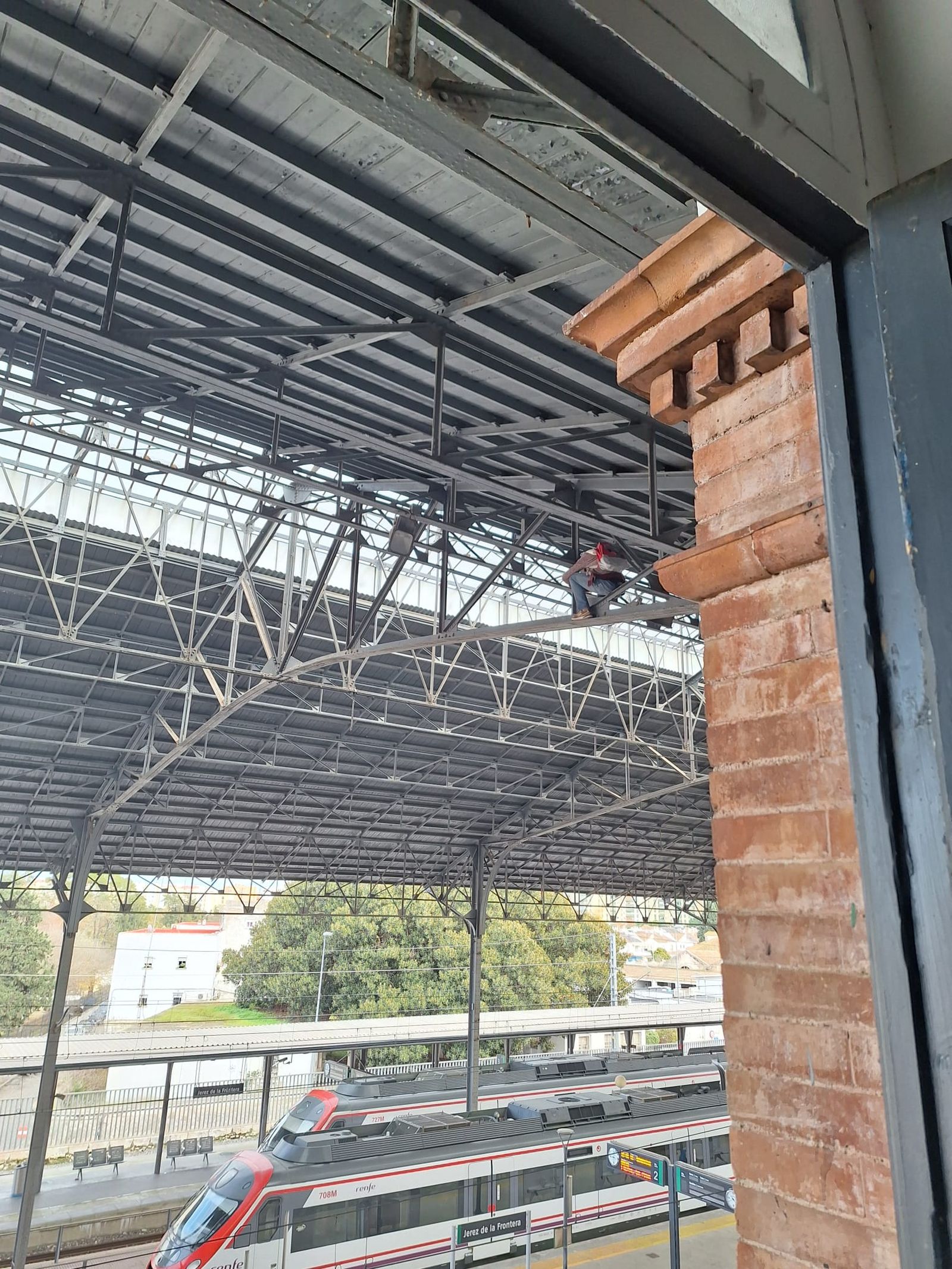 El individuo, escalando por el techo de la Estación de Jerez.