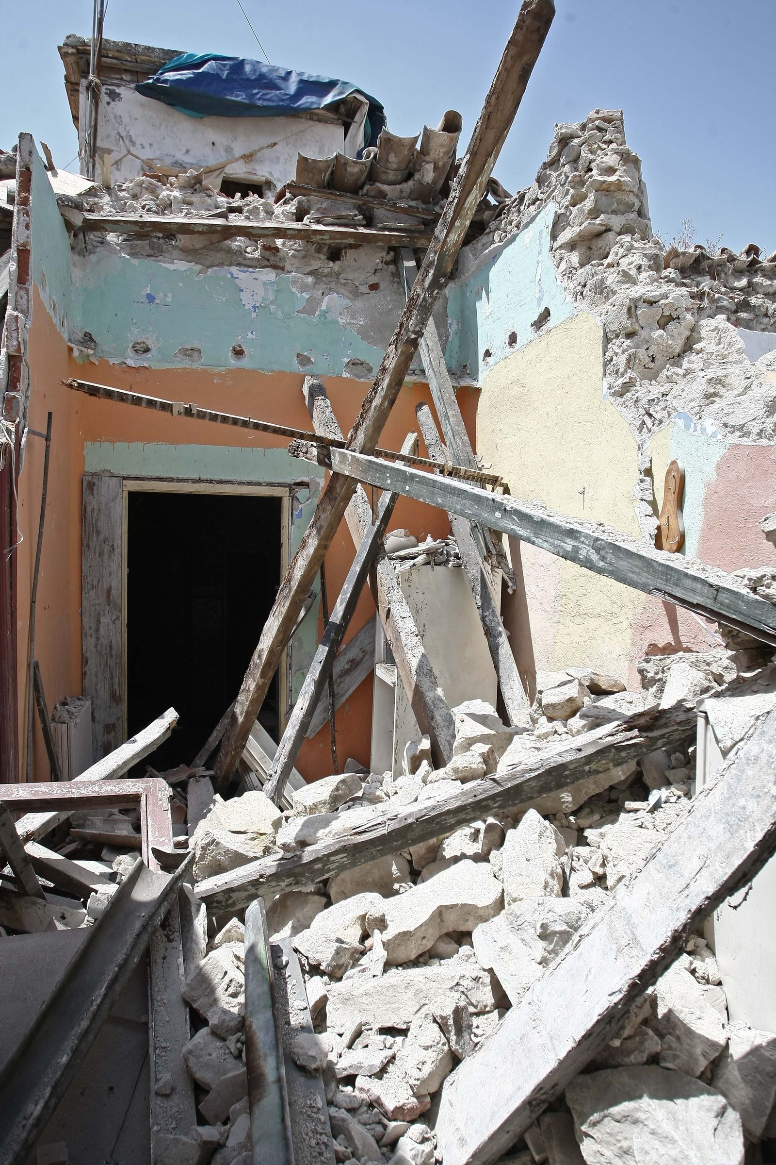 1. Los tejados de las casas, que eran los que presentaban mayor riesgo, han sido demolidos. 2. Los escombros tras el derribo, dentro de los inmuebles. 3. Las entradas de las viviendas han sido tapiadas para que no vuelvan a colarse okupas, si bien ya en el interior de ellas la habitabilidad es escasa.