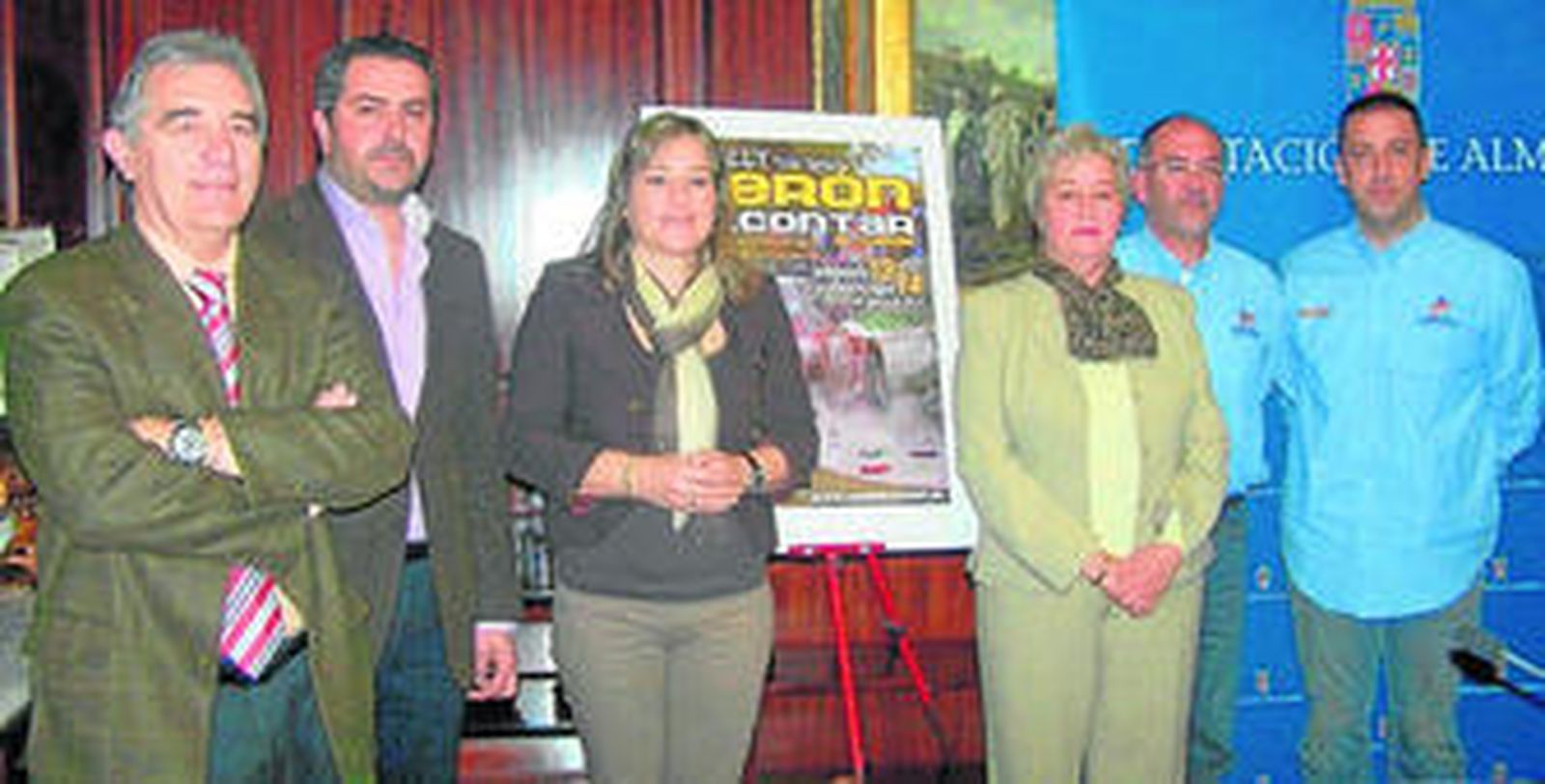 Los encargados de ofrecer ayer la rueda de prensa en Diputación posan junto al cartel de la prueba.