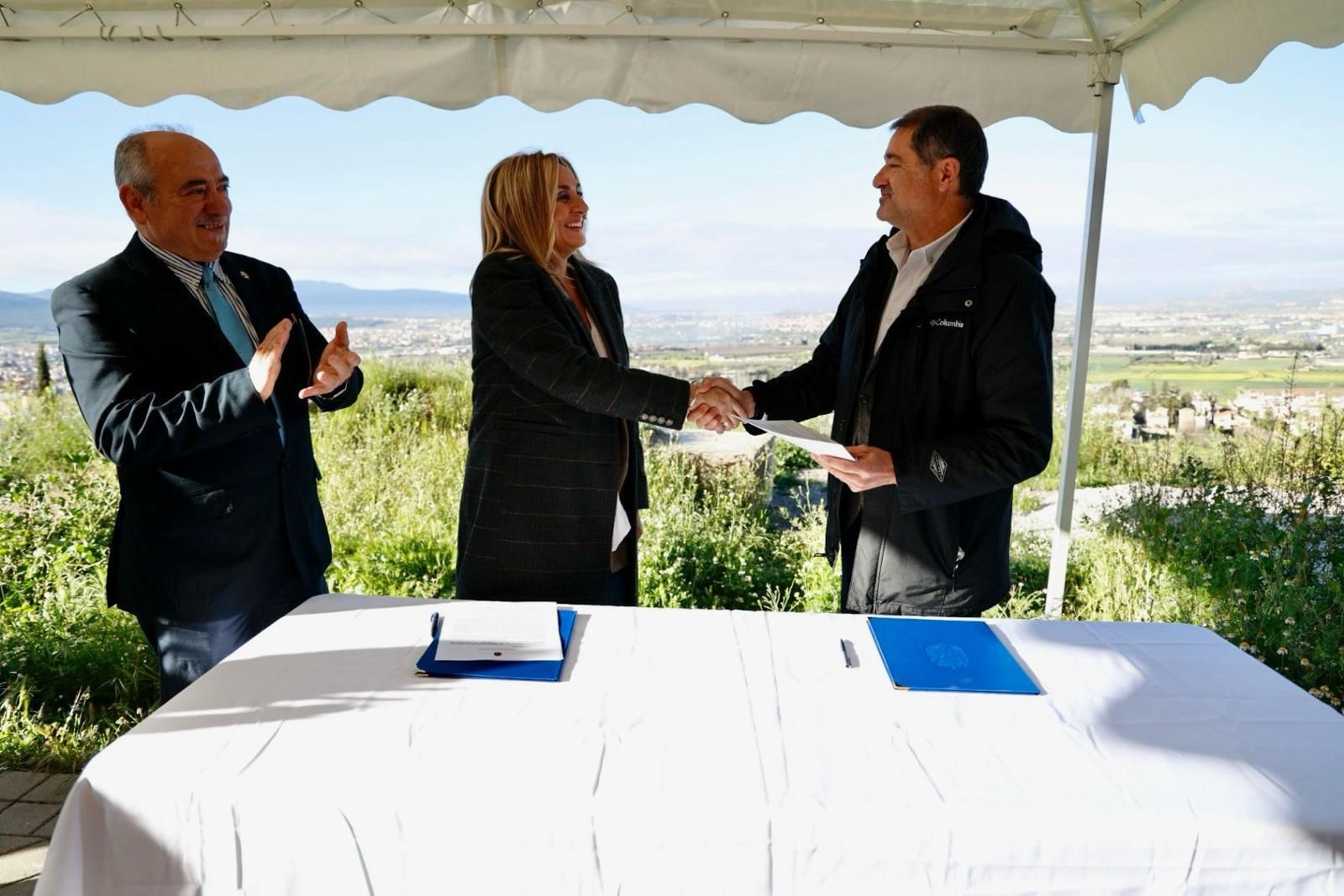 Firma del contrato de concesión de una parcela por parte de la alcaldesa de Granada, Marifrán Carazo