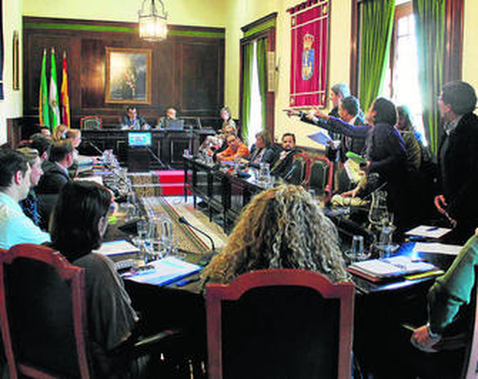 Una imagen del momento en que los concejales del PSOE e IU abandonaron crispadamente la sesión plenaria.