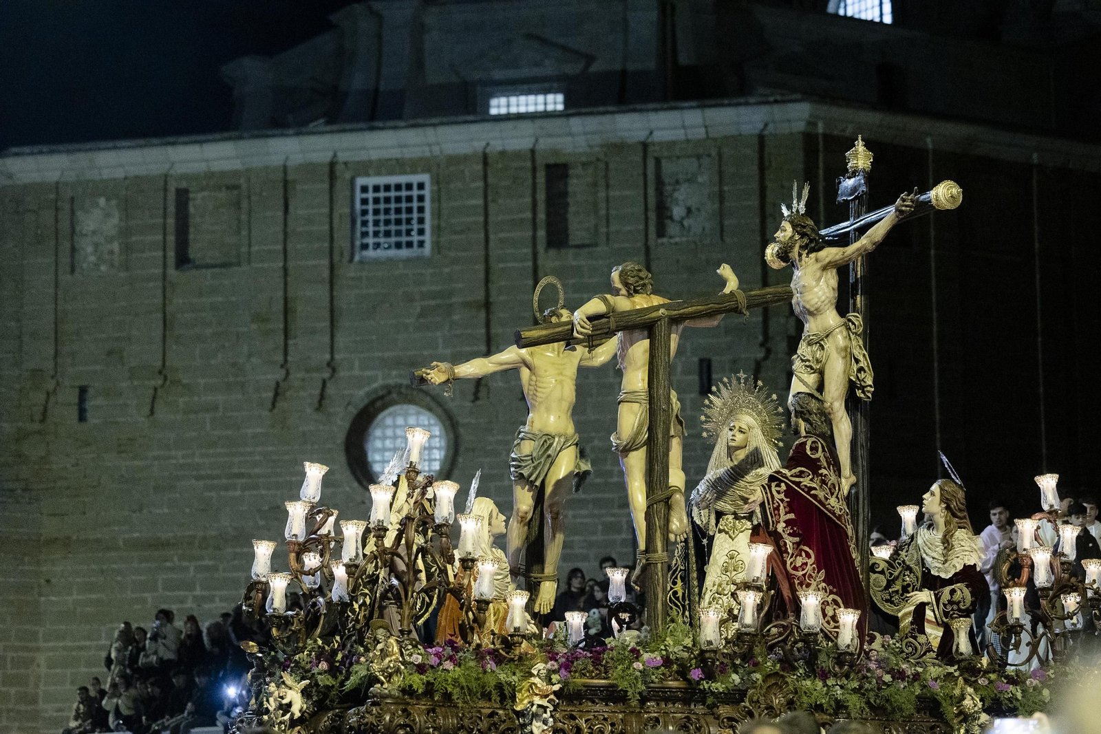 Imágenes de la salida del Perdón en la Semana Santa de Cádiz 2025