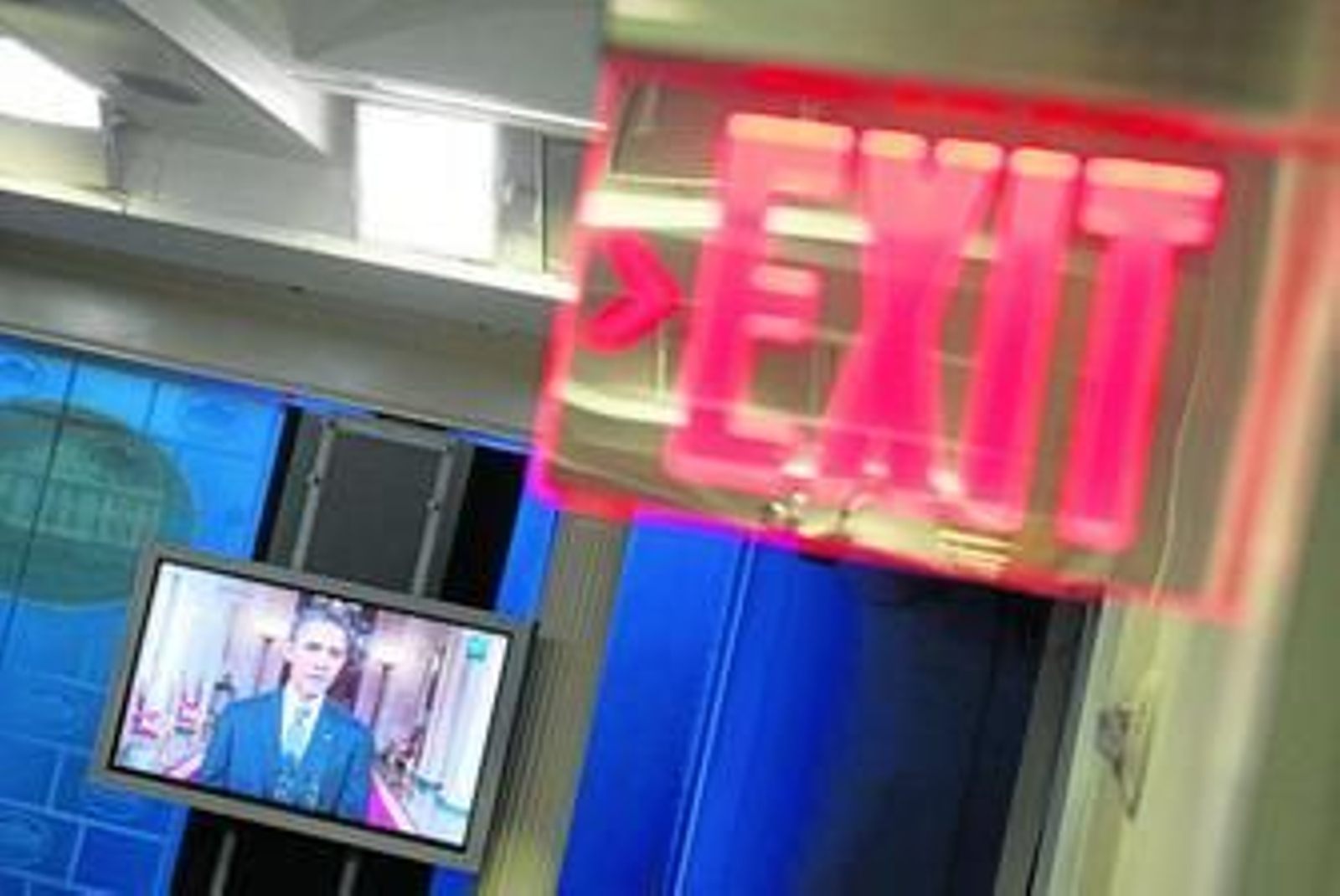 Un monitor de la sala de prensa muestra al presidente Obama pronunciando su discurso en la Casa Blanca.