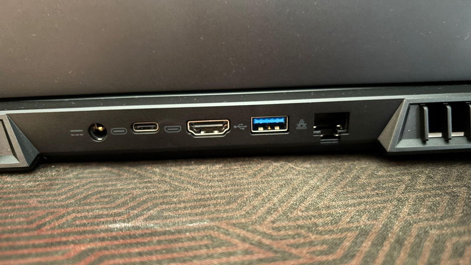 En su parte trasera ofrece las conexiones para imagen, red y alimentación.