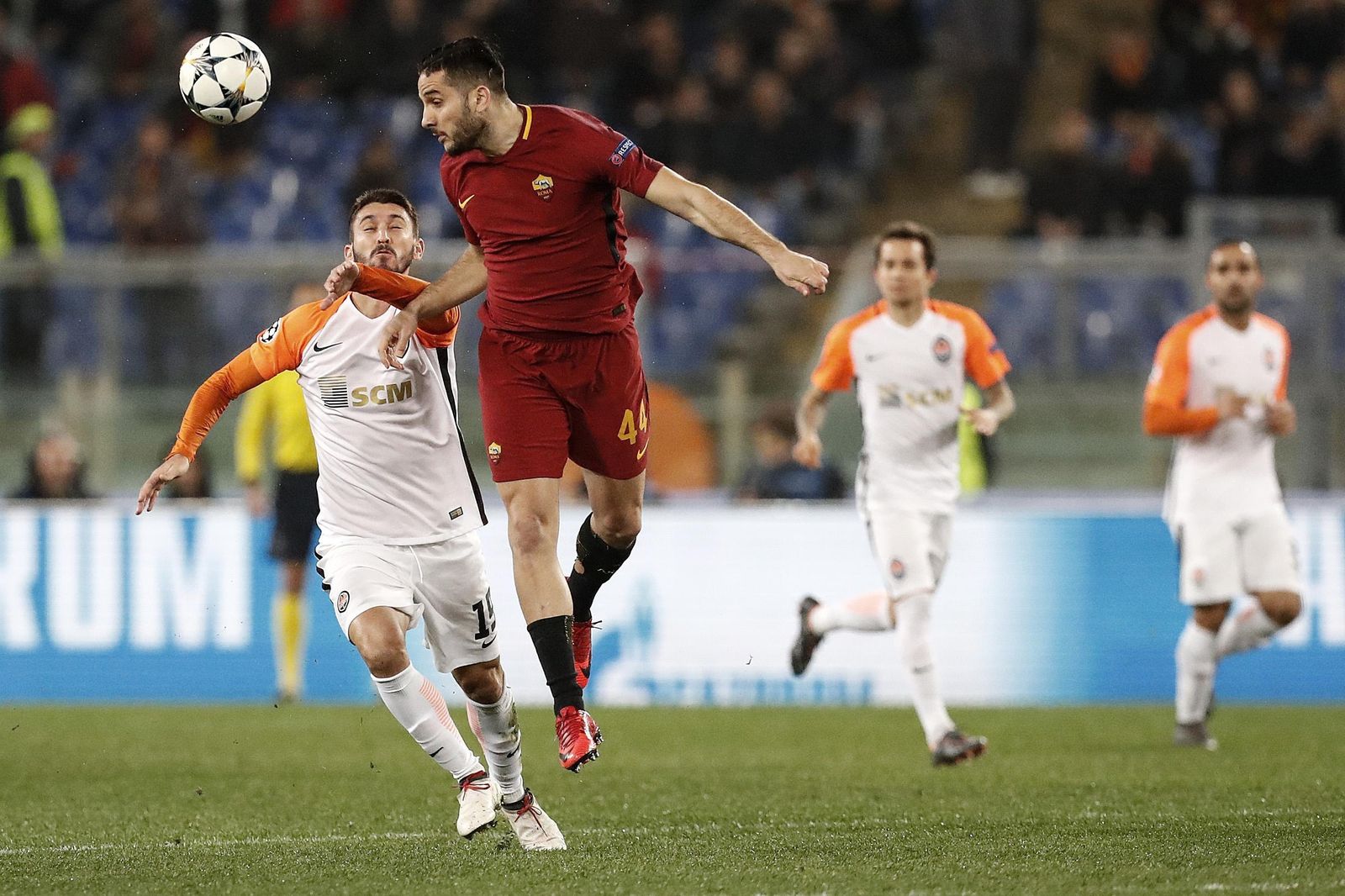 Manolas despeja de cabeza.