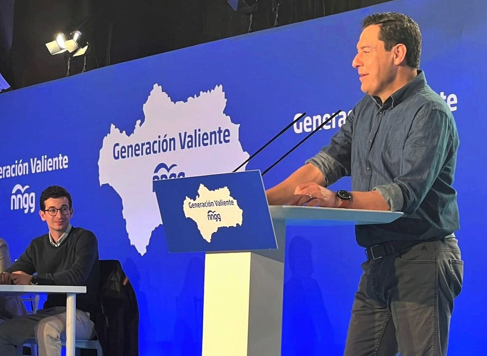 Beltrán Gómez, junto a Juanma Moreno.