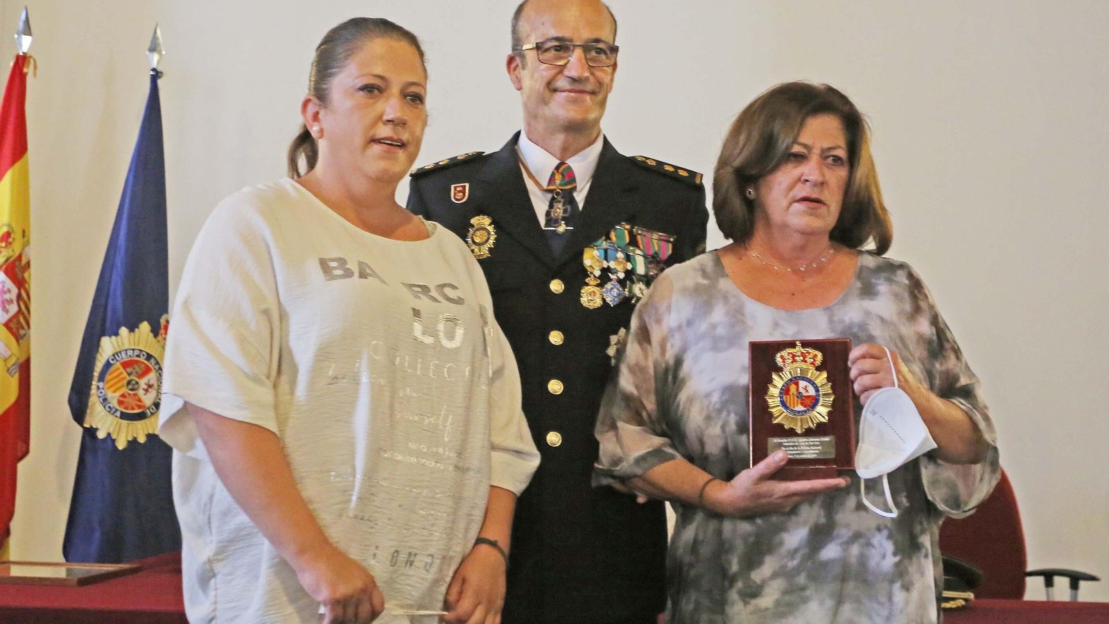 Familiares del guardia civil fallecido en acto de servicio condecorado a título póstumo.