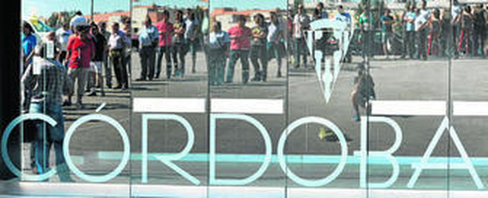 Los aficionados esperan en la zona de taquillas del Fondo Norte para sacar una entrada durante el pasado 'play off' de ascenso.