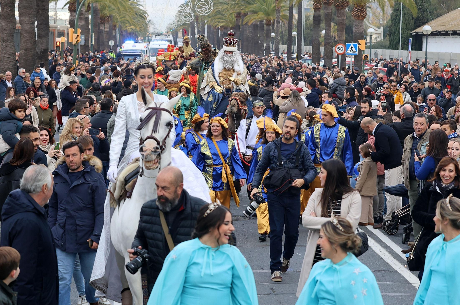 Imágenes del recorrido en camello de los Reyes Magos acompañados de la Estrella de la Ilusión y del Heraldo Real