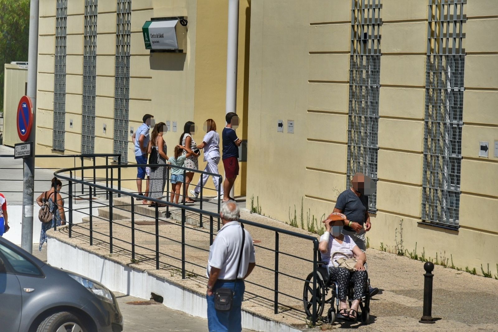 Varios usuarios hacen cola a las puertas del Centro de Salud Norte de Algeciras, este lunes.