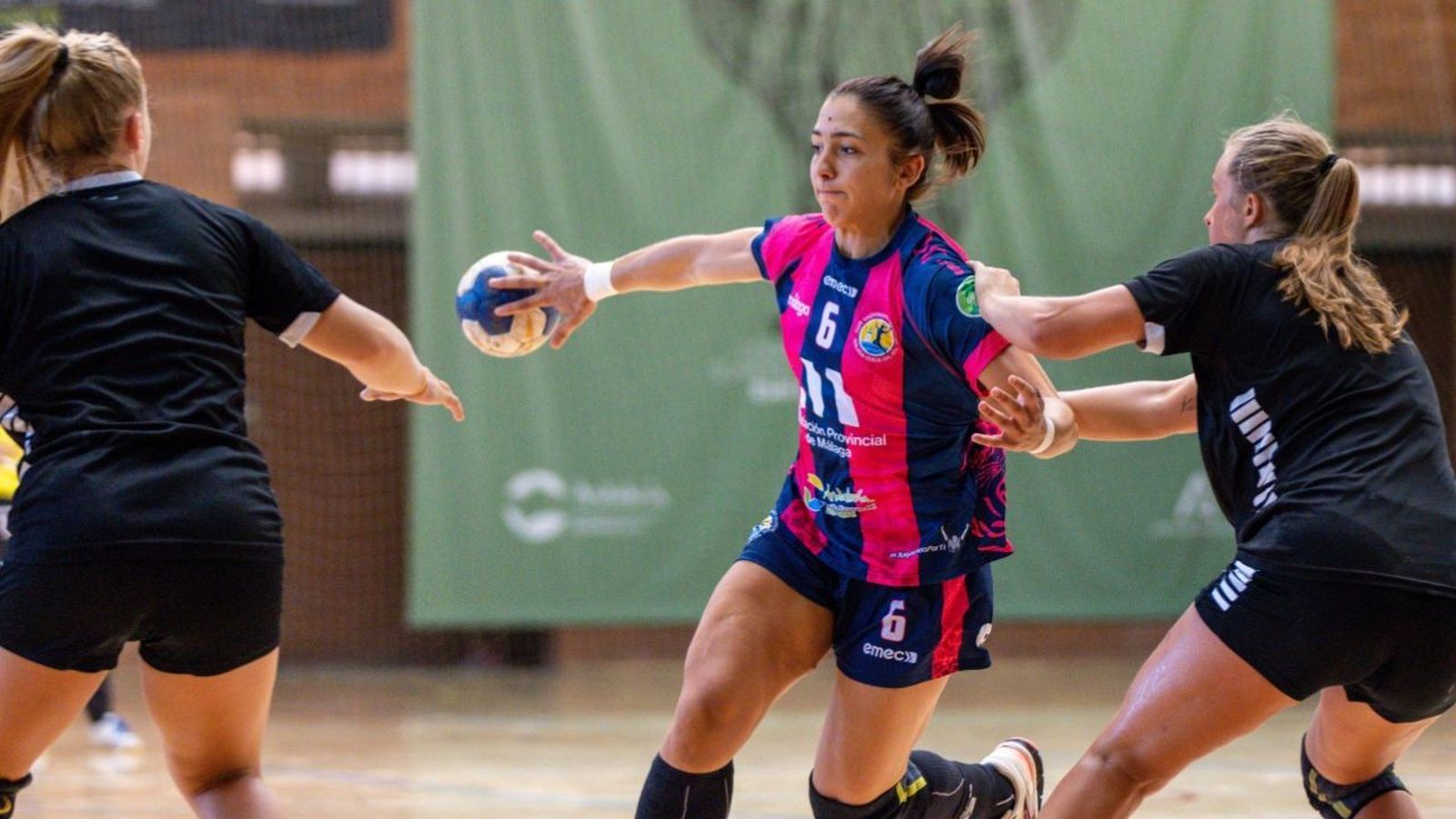 Estela Doiro trata de dar un pase en Carranque.