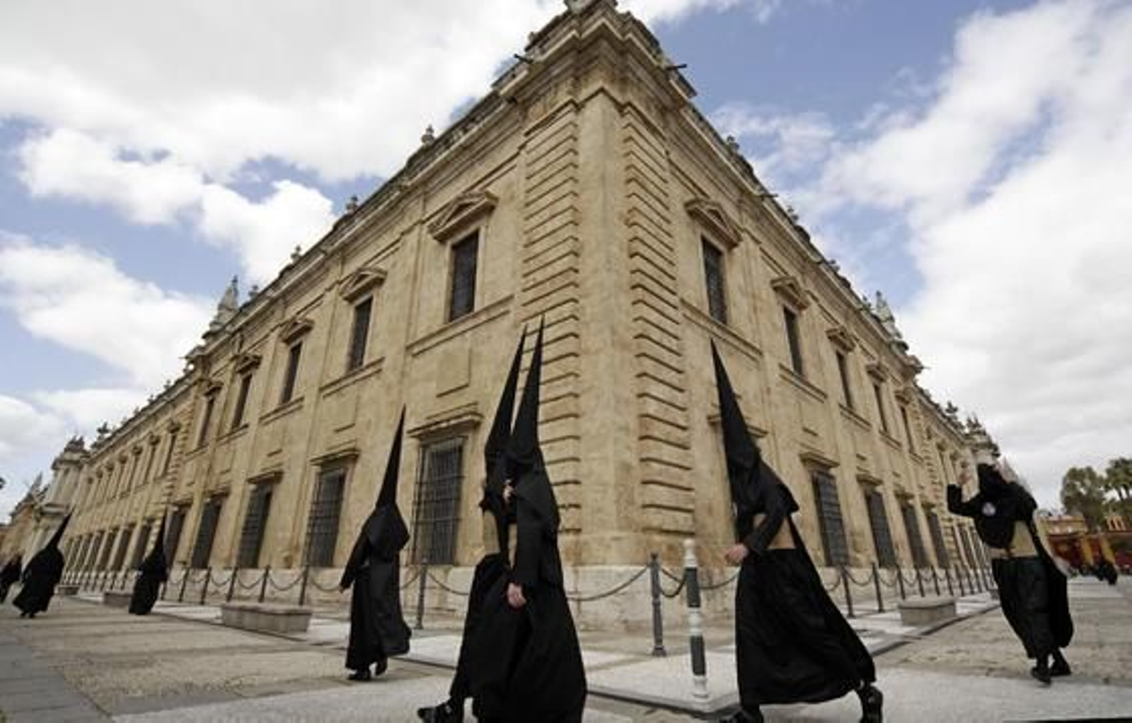 Nazarenos llegan al Rectorado.

Foto: Antonio Pizarro