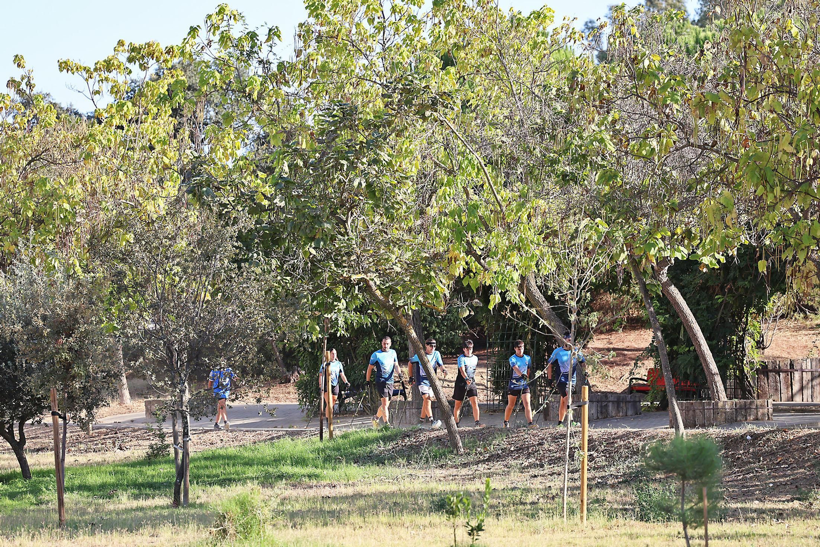 Imágenes de un entrenamiento de marcha nórdica del CD Multideportes